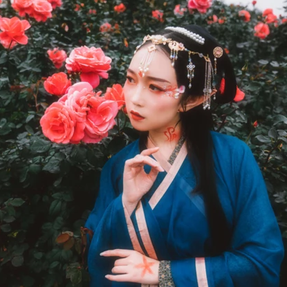 花間賞花女生頭像，唯美古風(fēng)真人頭像