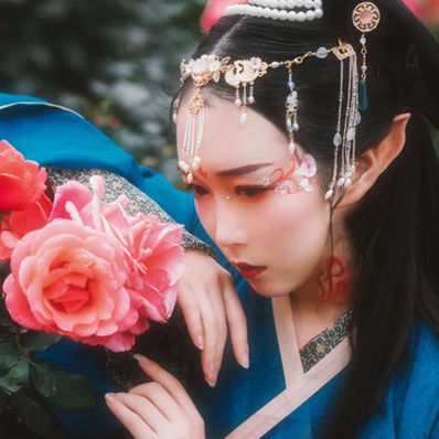 花間賞花女生頭像，唯美古風(fēng)真人頭像