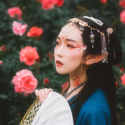 花間賞花女生頭像，唯美古風(fēng)真人頭像