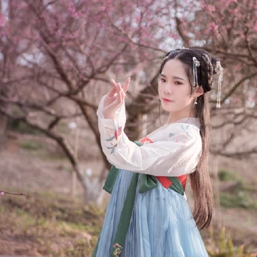 優(yōu)雅粉花帶團(tuán)扇女生頭像，唯美古風(fēng)真人頭像