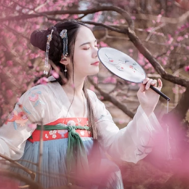 優(yōu)雅粉花帶團(tuán)扇女生頭像，唯美古風(fēng)真人頭像