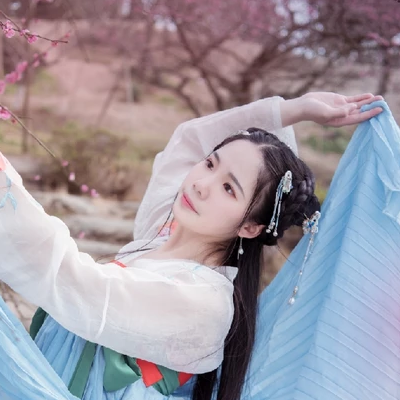 優(yōu)雅粉花帶團(tuán)扇女生頭像，唯美古風(fēng)真人頭像