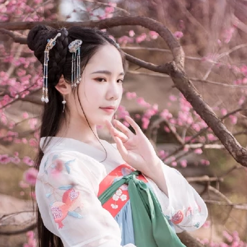 優(yōu)雅粉花帶團(tuán)扇女生頭像，唯美古風(fēng)真人頭像