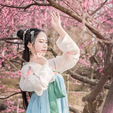 優(yōu)雅粉花帶團(tuán)扇女生頭像，唯美古風(fēng)真人頭像