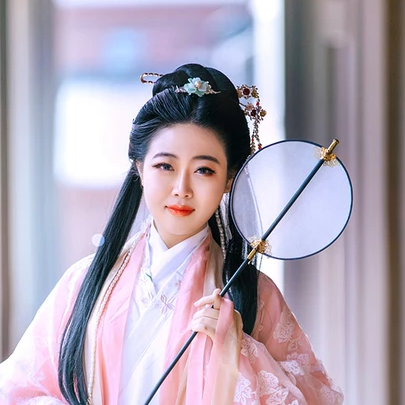 精致優(yōu)雅帶扇女生頭像，唯美古風(fēng)真人頭像