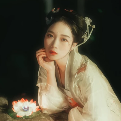 月夜蓮燈女生頭像，唯美古風(fēng)真人頭像