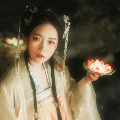 月夜蓮燈女生頭像，唯美古風(fēng)真人頭像