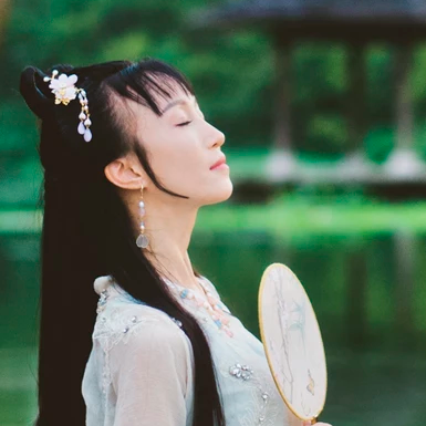 清新文藝帶團(tuán)扇女生頭像，唯美古風(fēng)真人頭像