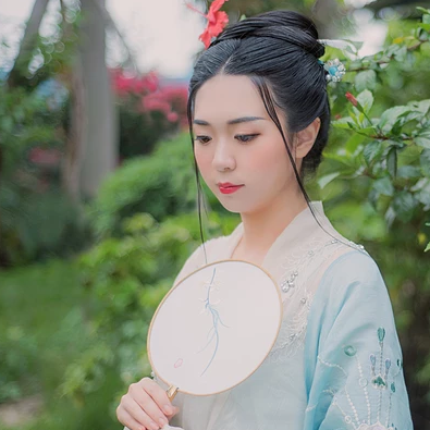 清風(fēng)拂面帶團(tuán)扇女生頭像，唯美古風(fēng)真人頭像