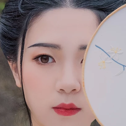 清風(fēng)拂面帶團(tuán)扇女生頭像，唯美古風(fēng)真人頭像