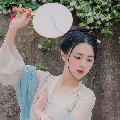 清風(fēng)拂面帶團(tuán)扇女生頭像，唯美古風(fēng)真人頭像