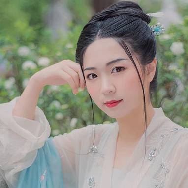 清風(fēng)拂面帶團(tuán)扇女生頭像，唯美古風(fēng)真人頭像