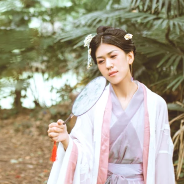 簡約帶團(tuán)扇女生頭像，唯美古風(fēng)真人頭像