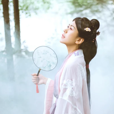 簡約帶團(tuán)扇女生頭像，唯美古風(fēng)真人頭像