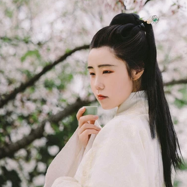 櫻落漫天女生頭像，唯美古風(fēng)真人頭像