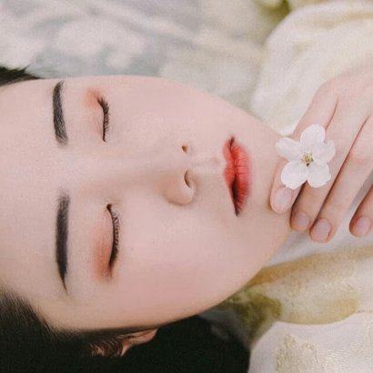 櫻落漫天女生頭像，唯美古風(fēng)真人頭像