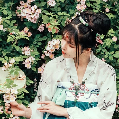 清新繁花帶傘女生頭像，唯美古風(fēng)真人頭像