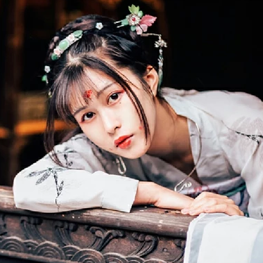 清新繁花帶傘女生頭像，唯美古風(fēng)真人頭像