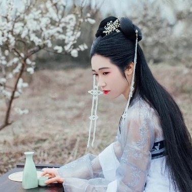 漫山花落帶團扇女生頭像，唯美古風真人頭像