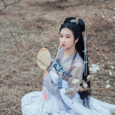 漫山花落帶團扇女生頭像，唯美古風真人頭像