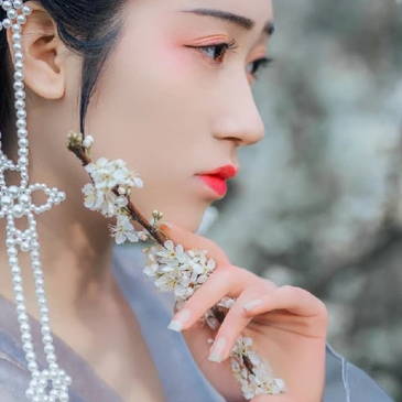 漫山花落帶團扇女生頭像，唯美古風真人頭像