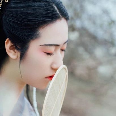 漫山花落帶團扇女生頭像，唯美古風真人頭像