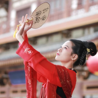 大唐紅裳帶傘女生頭像，唯美古風(fēng)真人頭像