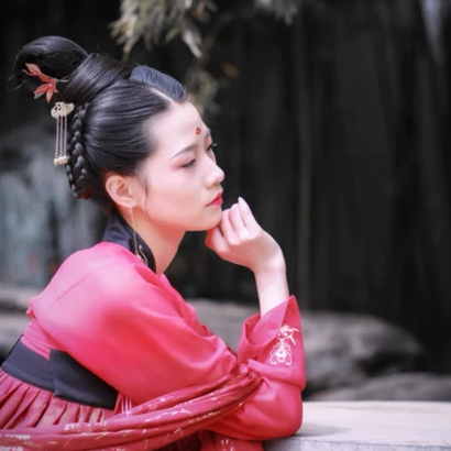 大唐紅裳帶傘女生頭像，唯美古風(fēng)真人頭像