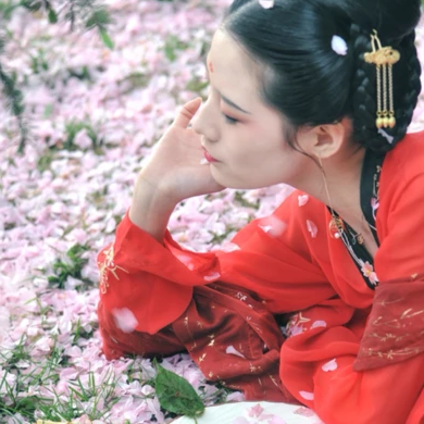 大唐紅裳帶傘女生頭像，唯美古風(fēng)真人頭像