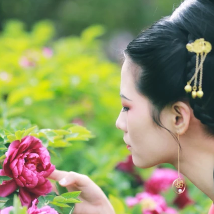 大唐紅裳帶傘女生頭像，唯美古風(fēng)真人頭像