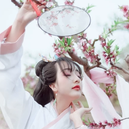 粉紅少女帶團扇女生頭像，唯美古風(fēng)真人頭像