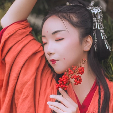 紅豆相思紅衣女生頭像，唯美古風真人頭像