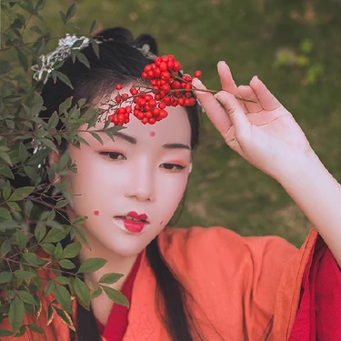 紅豆相思紅衣女生頭像，唯美古風真人頭像