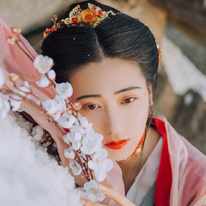 暮雪賞花彈琴女生頭像，唯美古風(fēng)真人頭像