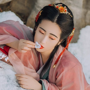暮雪賞花彈琴女生頭像，唯美古風(fēng)真人頭像