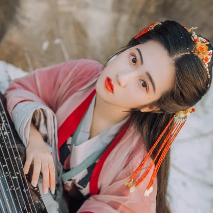 暮雪賞花彈琴女生頭像，唯美古風(fēng)真人頭像