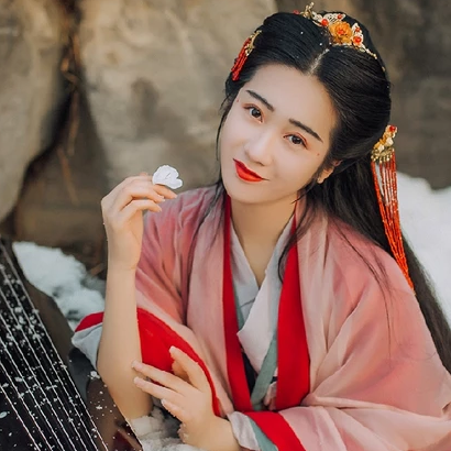 暮雪賞花彈琴女生頭像，唯美古風(fēng)真人頭像