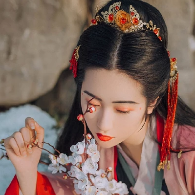 暮雪賞花彈琴女生頭像，唯美古風(fēng)真人頭像