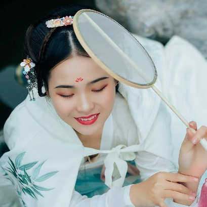 超萌可愛帶團扇女生頭像，唯美古風真人頭像