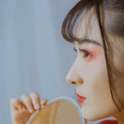 紅紗裙帶團扇女生頭像，唯美古風(fēng)真人頭像