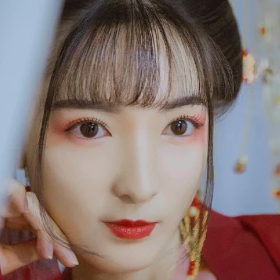 紅紗裙帶團扇女生頭像，唯美古風(fēng)真人頭像