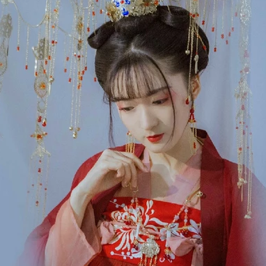 紅紗裙帶團扇女生頭像，唯美古風(fēng)真人頭像