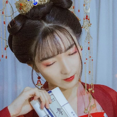紅紗裙帶團扇女生頭像，唯美古風(fēng)真人頭像