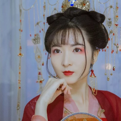 紅紗裙帶團扇女生頭像，唯美古風(fēng)真人頭像