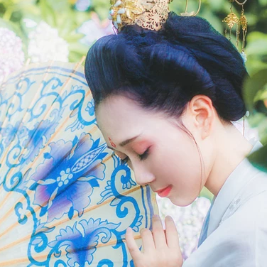 藍(lán)顏花艷帶傘女生頭像，唯美古風(fēng)真人頭像