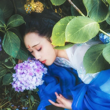 藍(lán)顏花艷帶傘女生頭像，唯美古風(fēng)真人頭像