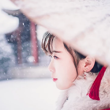 身紅披風(fēng)持傘賞雪女生頭像，唯美古風(fēng)真人頭像