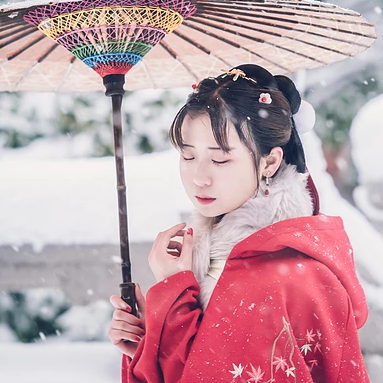 身紅披風(fēng)持傘賞雪女生頭像，唯美古風(fēng)真人頭像