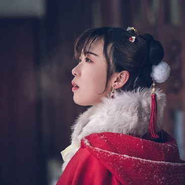 身紅披風(fēng)持傘賞雪女生頭像，唯美古風(fēng)真人頭像