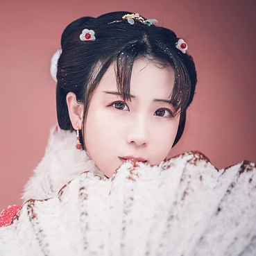 身紅披風(fēng)持傘賞雪女生頭像，唯美古風(fēng)真人頭像